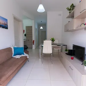 Apartment Seaside Cosy Maisonette @ - 2 Mins Walk From Sea, Marsaskala